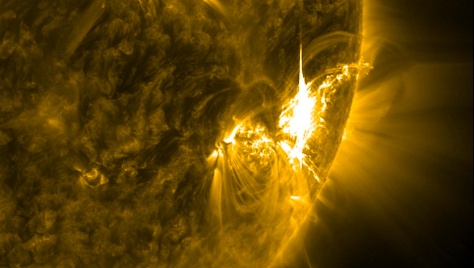 Flare kelas X tanggal 6 Juli 2012 yang diamati oleh Solar Dynamic Observatory (SDO) NASA pada panjang gelombang 17.1 nm. (Sumber: NASA/SDO)